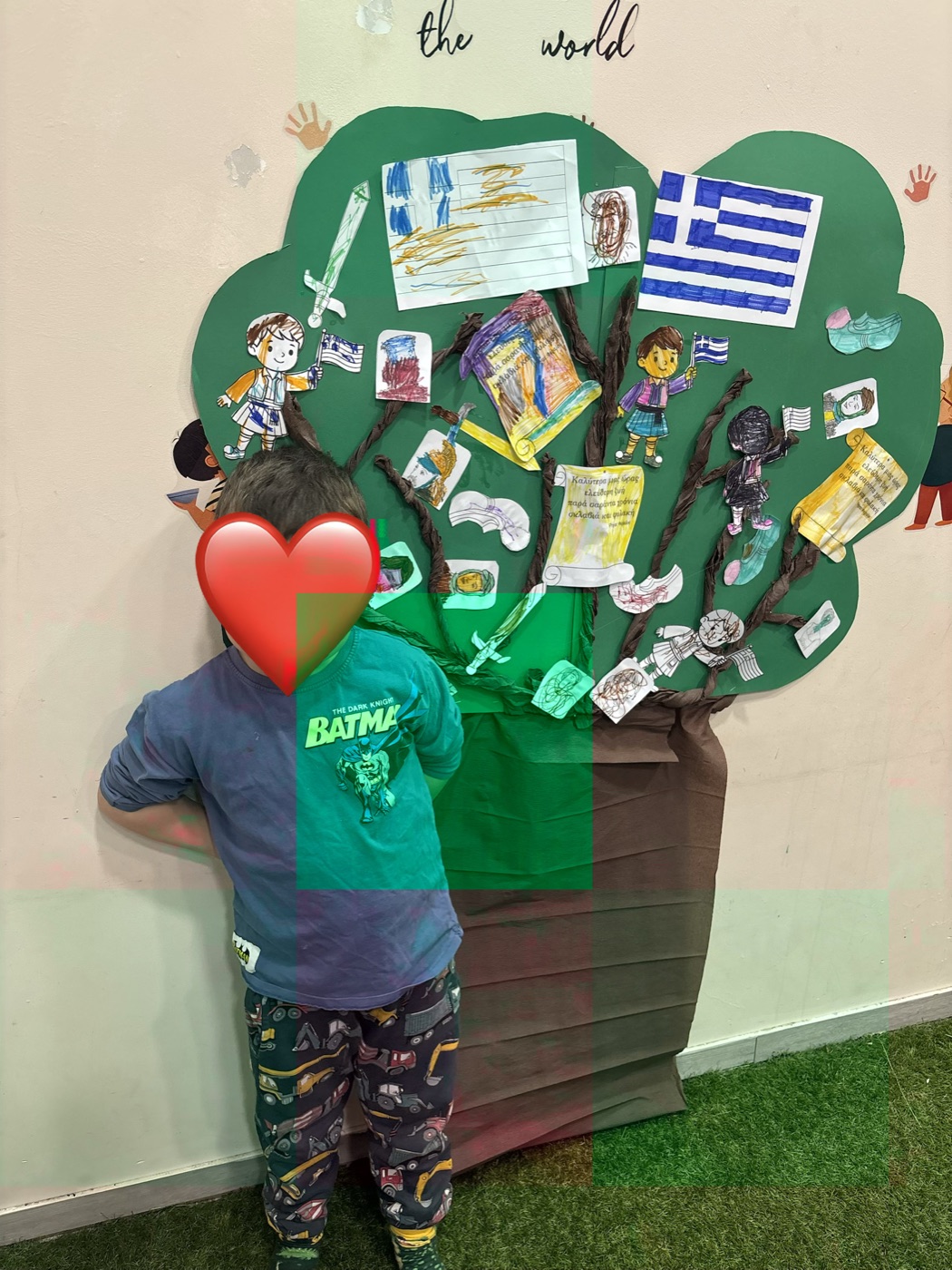 Παιδική δημιουργική εργασία στον τοίχο